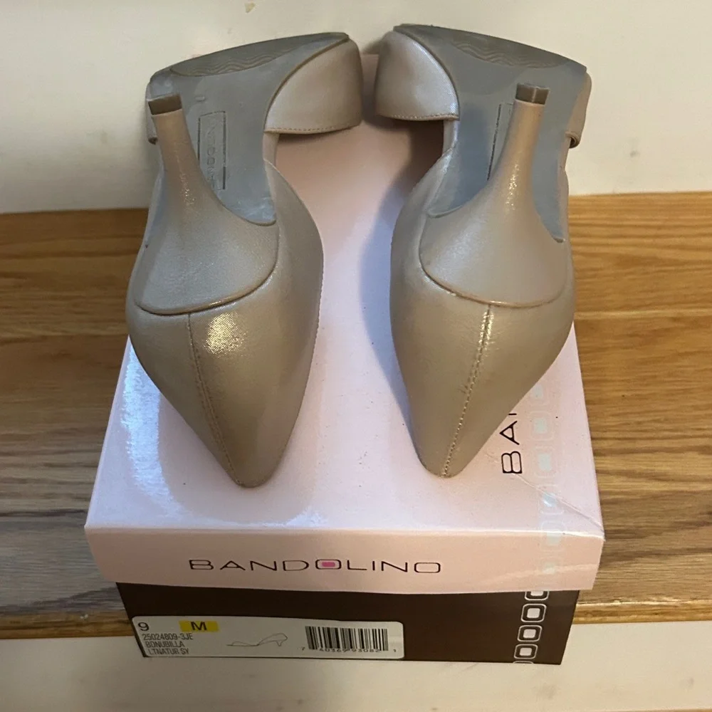 Bandolino- Gold-Tone D’Orsay Pumps. Size 9 - Picture 4 of 5